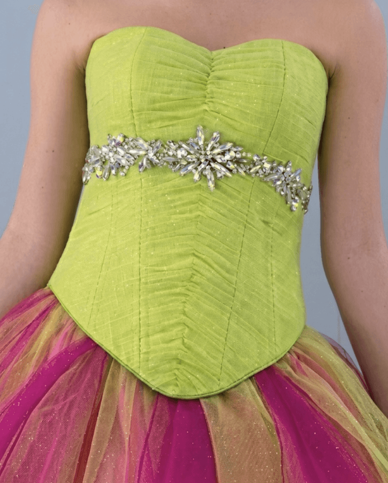 Vestido de 15 años color verde con olanes Elena Reynoso