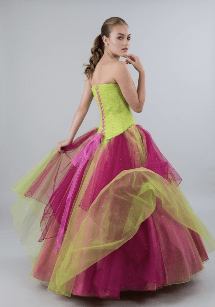 Vestido de 15 años color verde con olanes Elena Reynoso