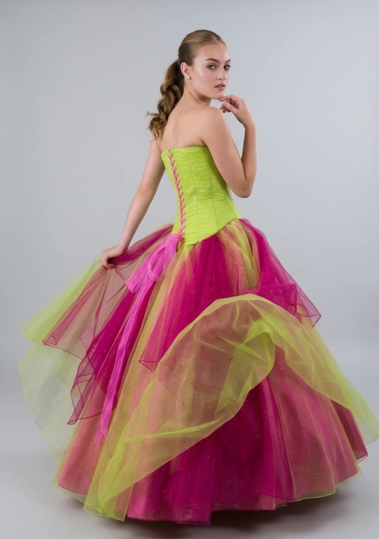 Vestido de 15 años color verde con olanes Elena Reynoso