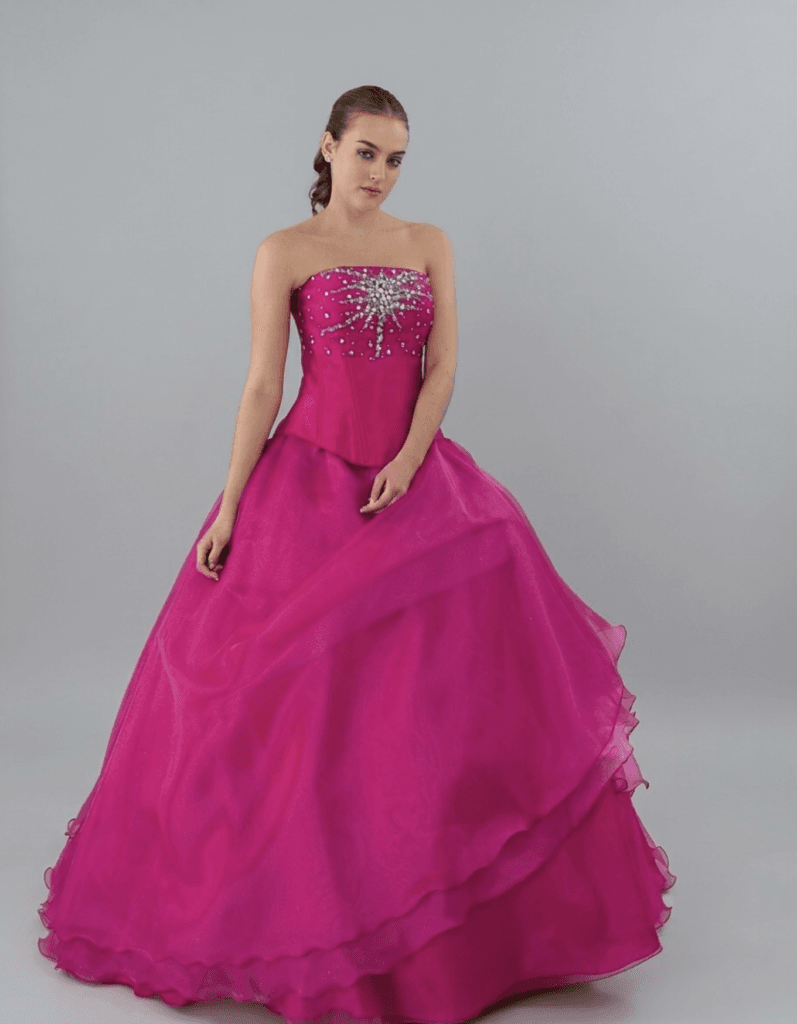 Vestido de 15 años color cereza con olanes Elena Reynoso