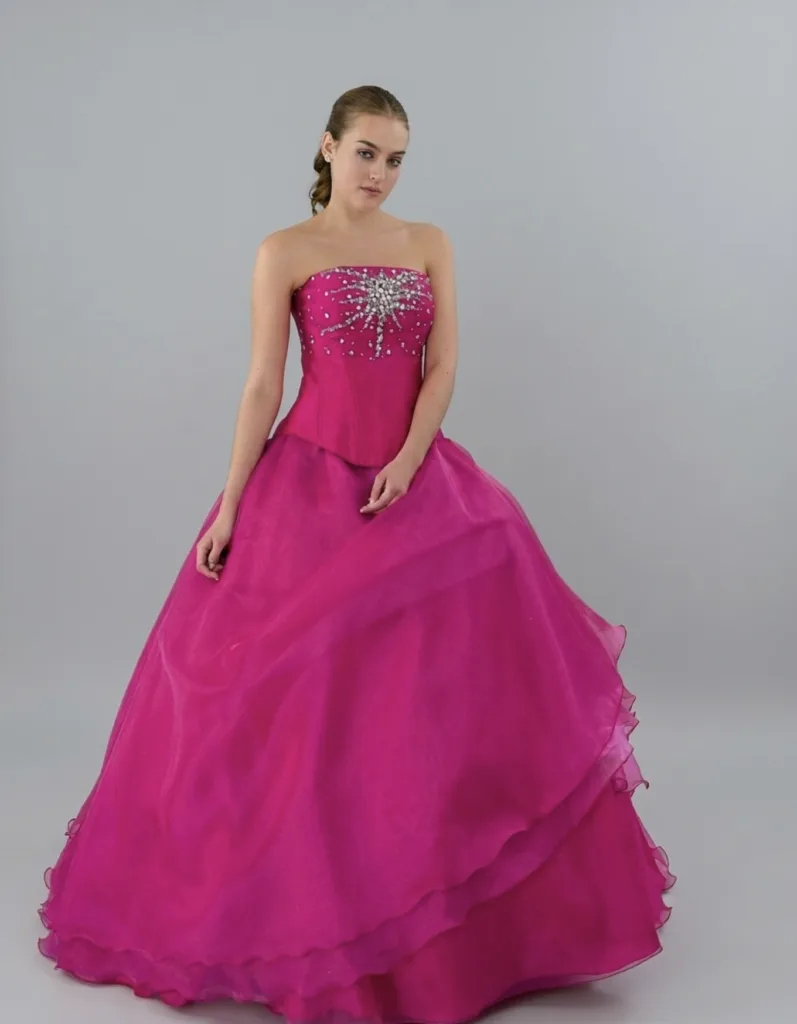 Vestido de 15 años color cereza con olanes Elena Reynoso