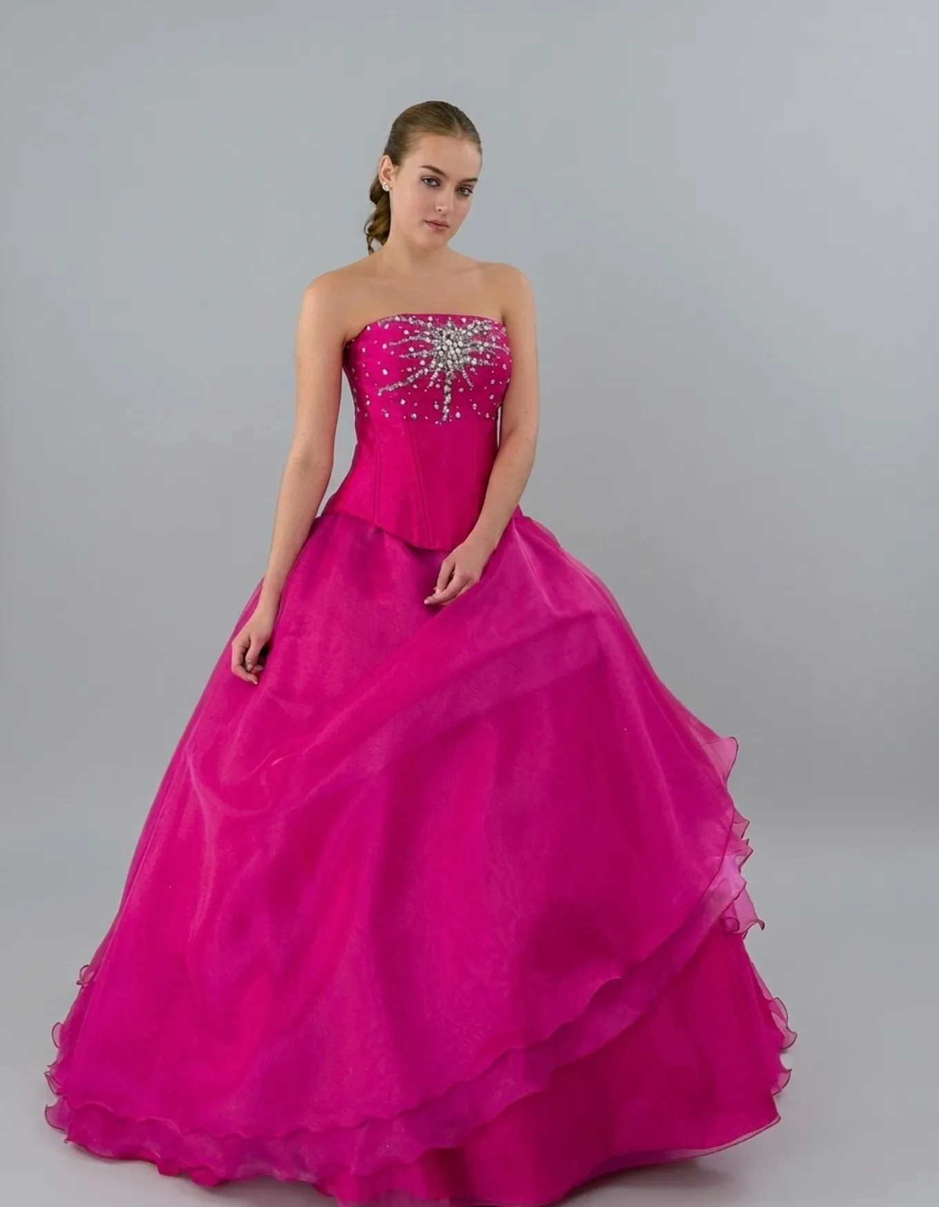 Vestido de 15 años color cereza con olanes Elena Reynoso