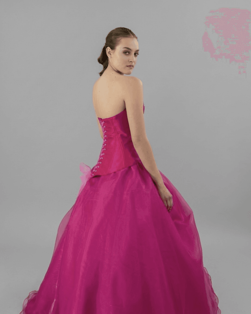 Vestido de 15 años color cereza con olanes Elena Reynoso